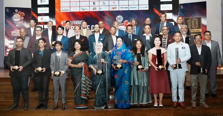 বিজয়ী খেলোয়াড়দের মাঝে পুরস্কার বিতরণ